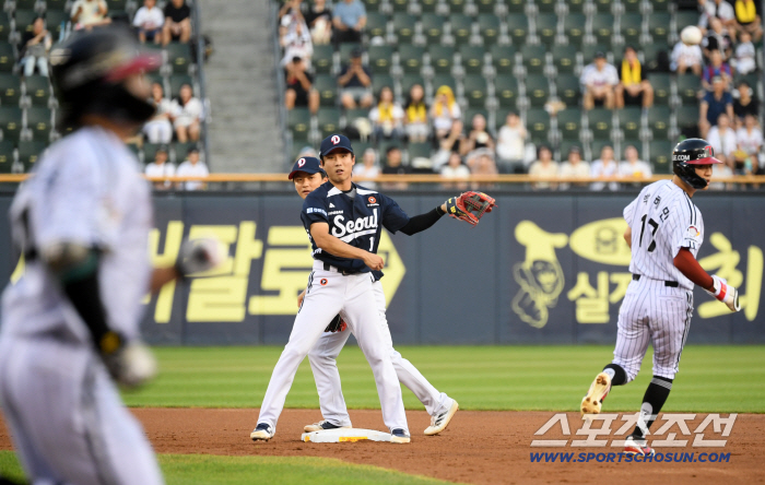  Lee Yoochan's neat double play