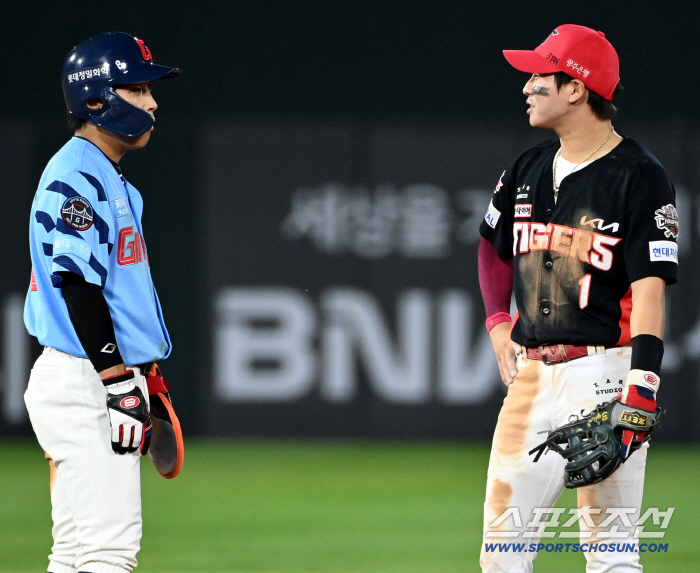 Park Chan-ho and Hwang Seong-bin argue during the second base force-out process