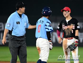  Park Chanho and Hwang Seongbin arguing. Marrying second base