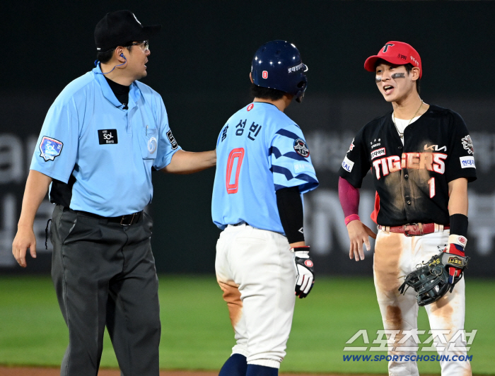  Park Chanho and Hwang Seongbin arguing. Marrying second base