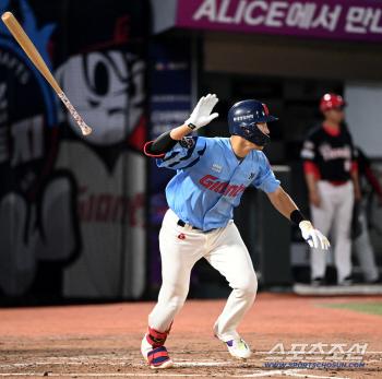 Park Seung-wook makes a timely two-run hit with a bases-loaded chance