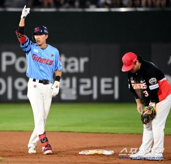  Park Seung-wook's two-run timely hit with a bases-loaded chance exploded