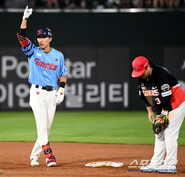  Park Seung-wook's two-run timely hit with a bases-loaded chance exploded