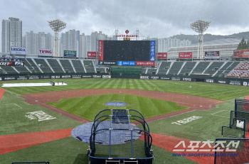  Rain pouring into Sajik Baseball Stadium