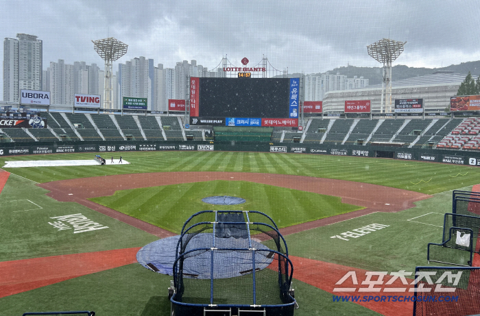 Rain pouring into Sajik Baseball Stadium
