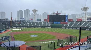  Sajik Baseball Stadium Ahead of the Game, Sudden Heavy Rain