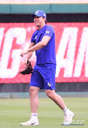  Samsung's Choi Choong-yeon accompanied by a happy first team