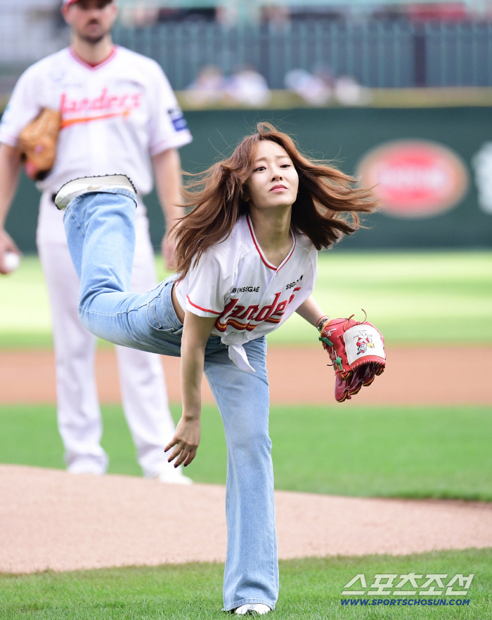  Shin Ye-young, Incheon-born SSG's first pitch to pray for victory