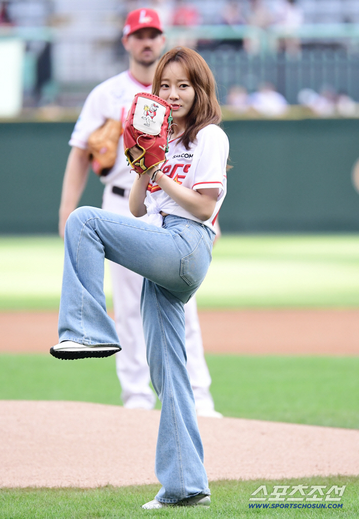  Shin Ye-young Visits Landers Field, Strong First Pitch