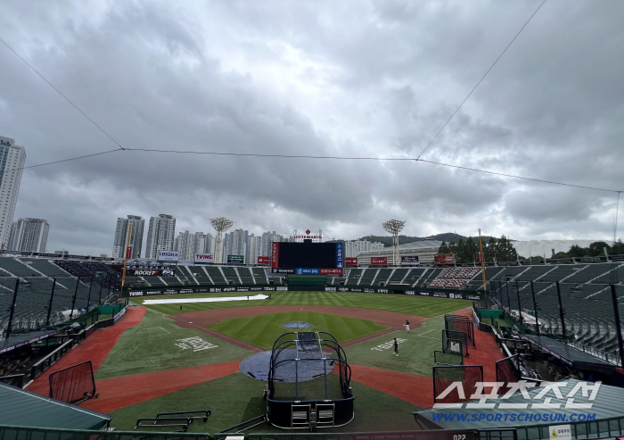  A sudden shower at Sajik Baseball Stadium