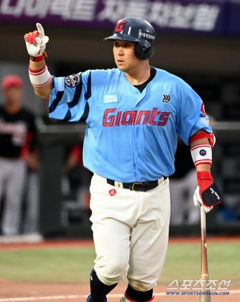  Yoo Kang-nam, confident of a home run, fouls the video review result