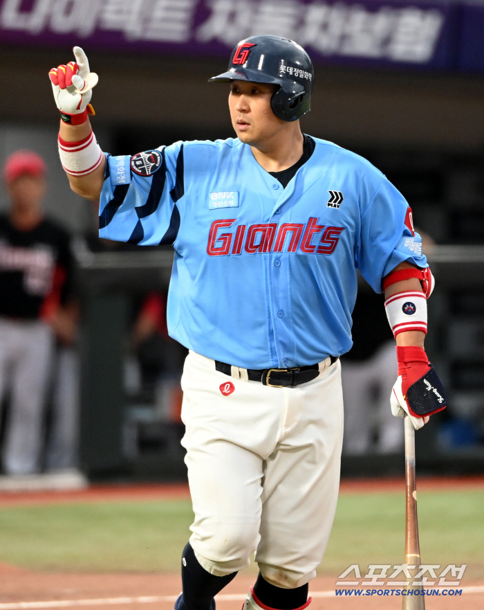  Yoo Kang-nam, confident of a home run, fouls the video review result