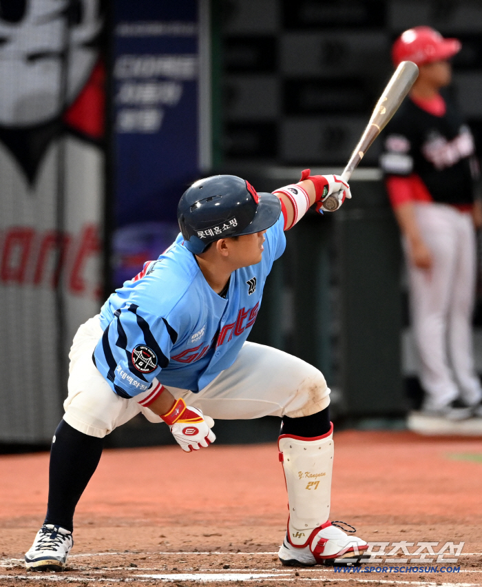  Yoo Kang-nam hit a ball, is it a foul or a home run