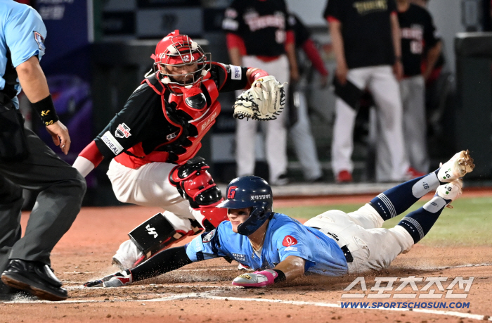 Yoon Dong-hee and Park Seung-wook hit a timely hit from second base to home