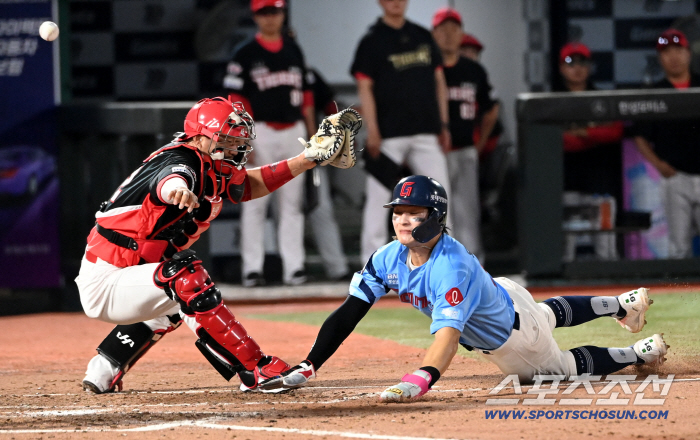  Yun Dong-hee, the ball is out. Safe!