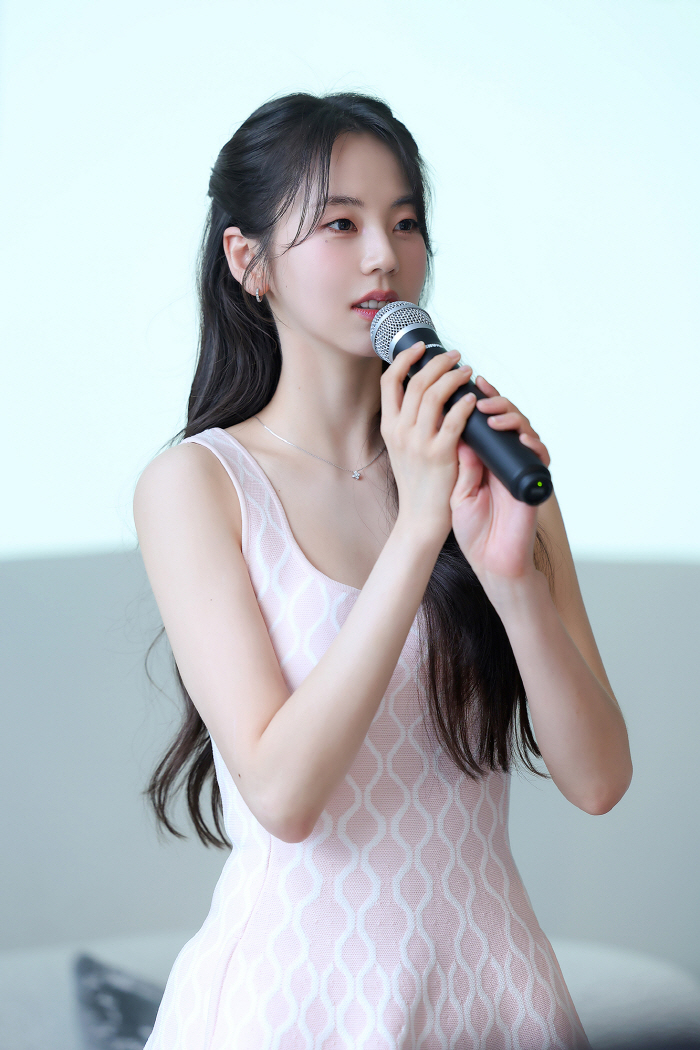 The prettiest sommelier...Ahn So-hee planned wine brand Shimmer from blending to design. 