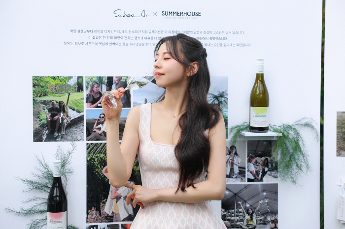 The prettiest sommelier...Ahn So-hee planned wine brand Shimmer from blending to design. 