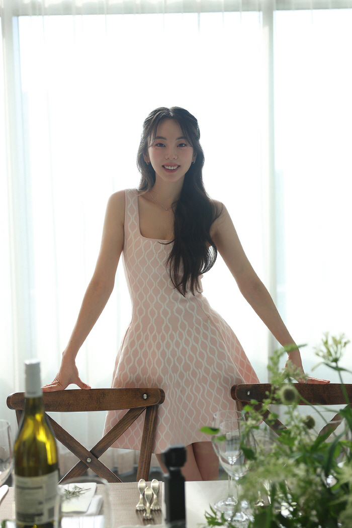The prettiest sommelier...Ahn So-hee planned wine brand Shimmer from blending to design. 