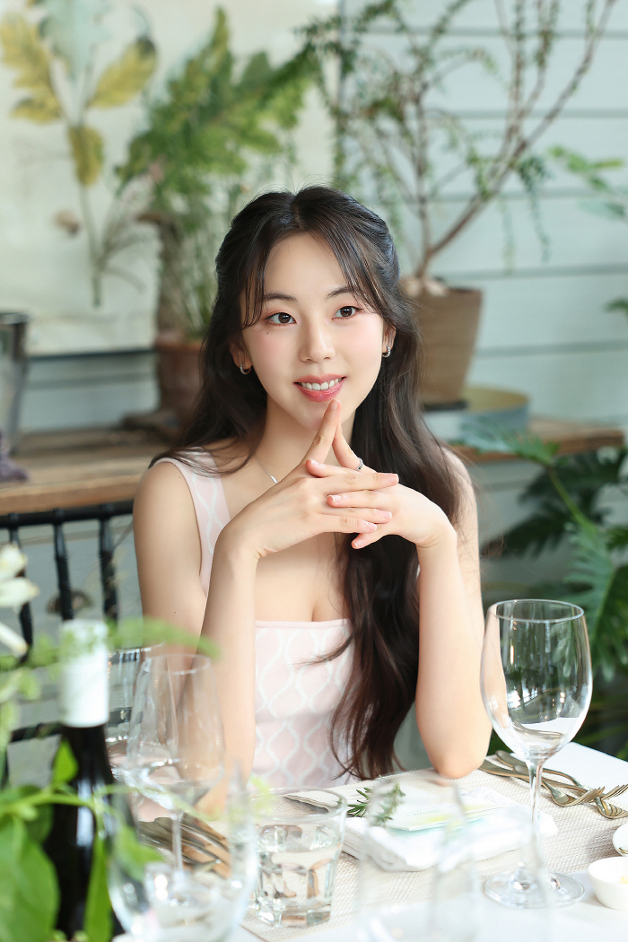 The prettiest sommelier...Ahn So-hee planned wine brand Shimmer from blending to design. 