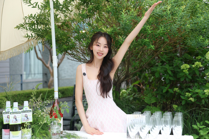 The prettiest sommelier...Ahn So-hee planned wine brand Shimmer from blending to design. 