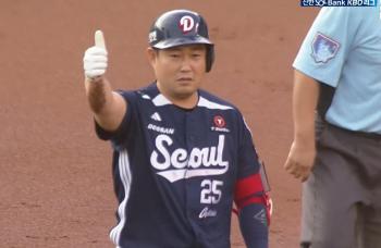 The previous Ddabong was for a come-from-behind bases-loaded shot! → Yang Eui-ji, who admired Kim Hyun-soo's defense, made a big grand slam toward Kim Hyun-soo