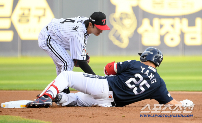 The previous Ddabong was for a come-from-behind bases-loaded shot! → Yang Eui-ji, who admired Kim Hyun-soo's defense, made a big grand slam toward Kim Hyun-soo