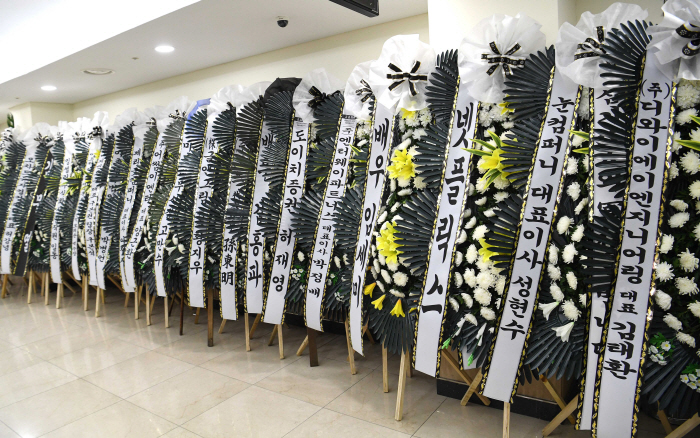 Song Young-gyu, who will be smiling brightly there, Young-myeon in the seeing-off of tears..Today (6th) the seal 