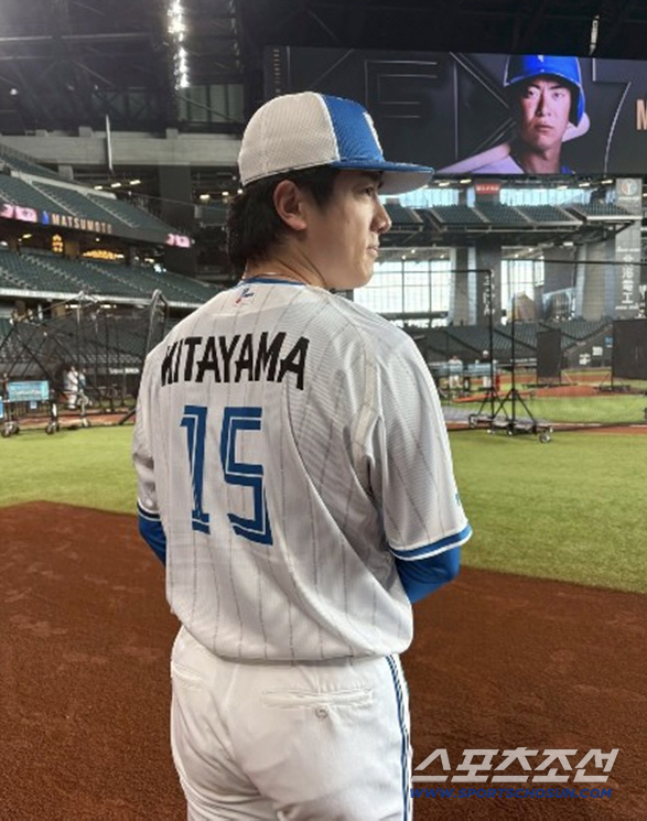 Starting pitcher's uniform number 57 → 15 change, it's August, and the manager suggested it?
