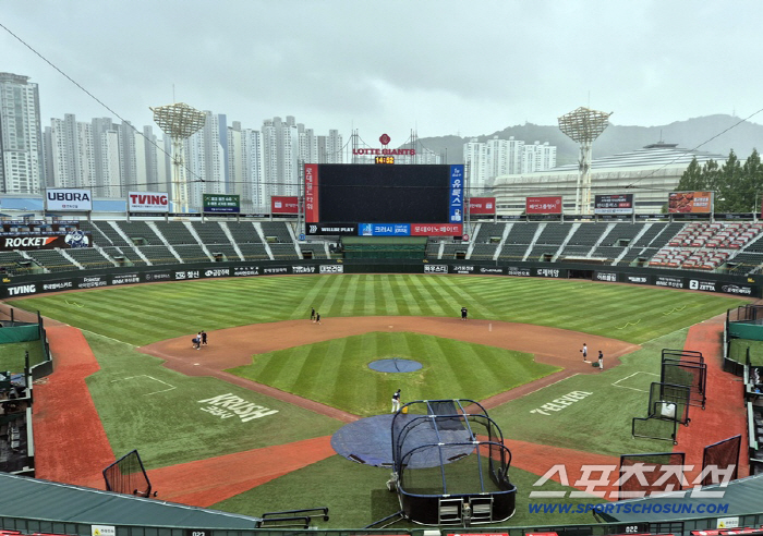 Suddenly, heavy rain Lotte training withdraws...KIA's return match is blocked by rain again.