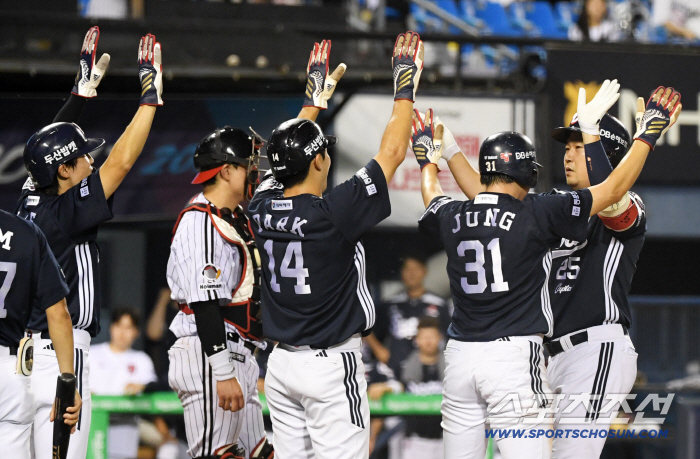 This is the star of the mega trade! LG's 8th consecutive win cut → 73 caught up and two runs in desperate moments! Doosan 108 wins