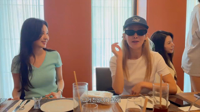 This year, with Sunny...18th anniversary meeting of Girls' Generation, glass 1,000 won sunglasses, and sold out again