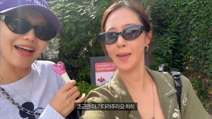 This year, with Sunny...18th anniversary meeting of Girls' Generation, glass 1,000 won sunglasses, and sold out again