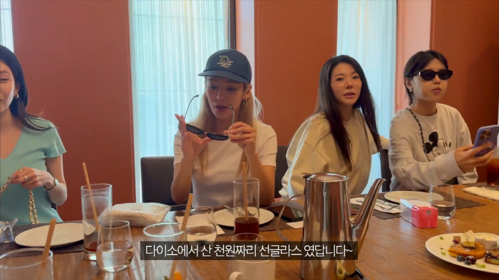 This year, with Sunny...18th anniversary meeting of Girls' Generation, glass 1,000 won sunglasses, and sold out again