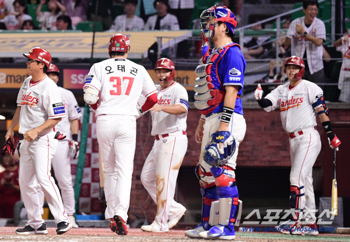 Three-run shots are better than three solo shots. Oh Tae-gon's pinch-hit three-run SSG, three home runs, and five-to-four come-from-behind victory over Samsung. 4th place.