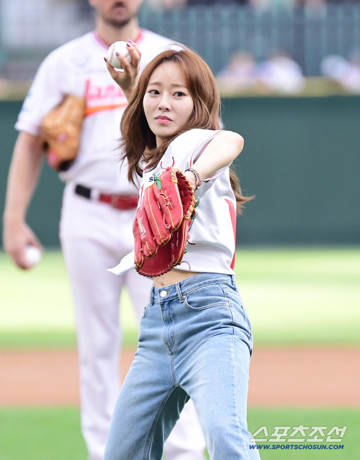 Three-run shots are better than three solo shots. Oh Tae-gon's pinch-hit three-run SSG, three home runs, and five-to-four come-from-behind victory over Samsung. 4th place.