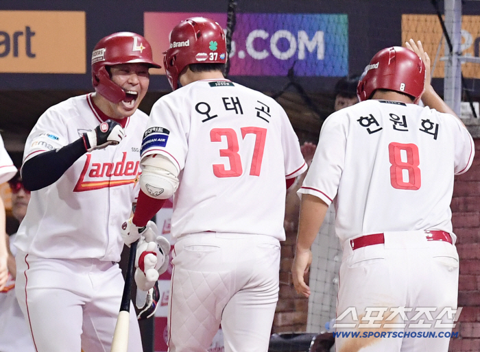 Three-run shots are better than three solo shots. Oh Tae-gon's pinch-hit three-run SSG, three home runs, and five-to-four come-from-behind victory over Samsung. 4th place.