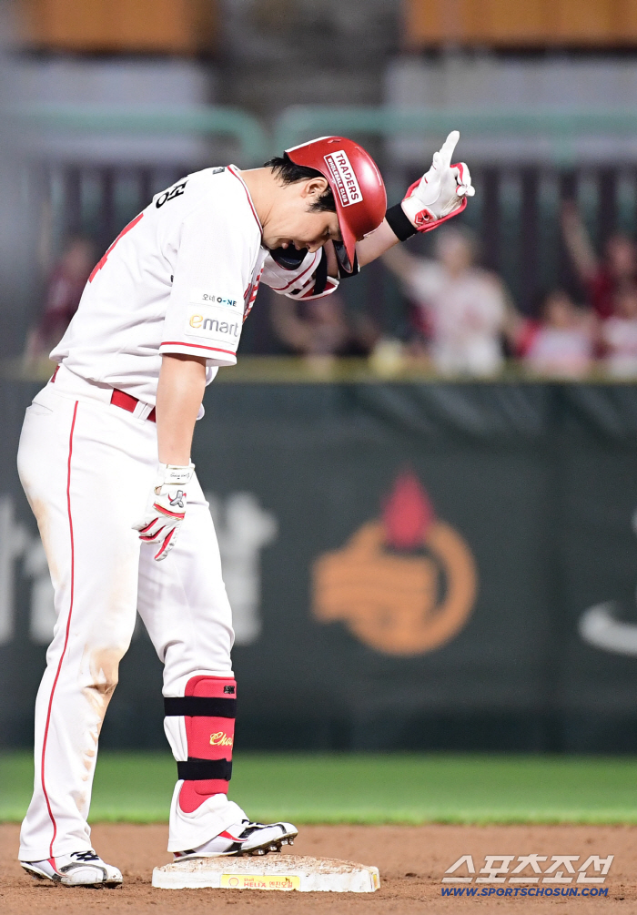 Three-run shots are better than three solo shots. Oh Tae-gon's pinch-hit three-run SSG, three home runs, and five-to-four come-from-behind victory over Samsung. 4th place.