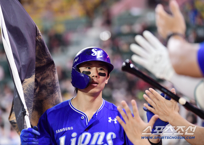 Three-run shots are better than three solo shots. Oh Tae-gon's pinch-hit three-run SSG, three home runs, and five-to-four come-from-behind victory over Samsung. 4th place.
