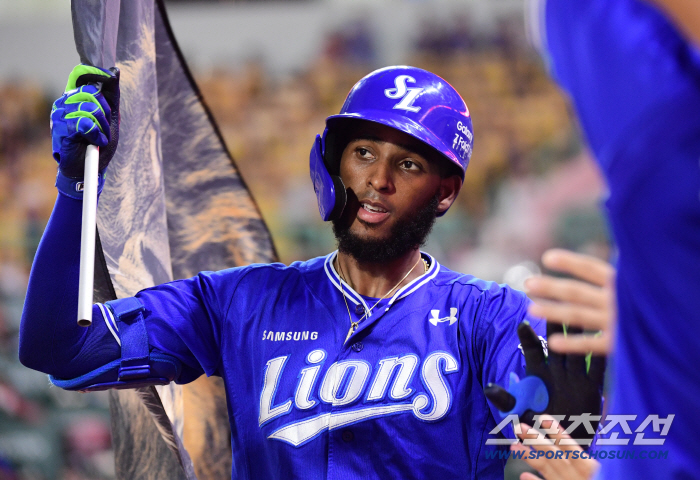 Three-run shots are better than three solo shots. Oh Tae-gon's pinch-hit three-run SSG, three home runs, and five-to-four come-from-behind victory over Samsung. 4th place.