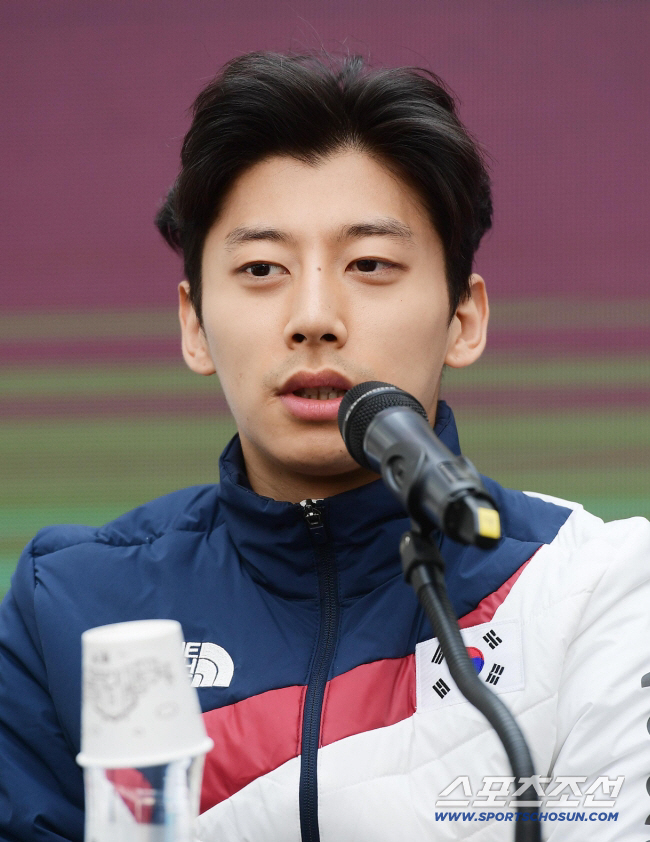 You don't lend me money now that you're retired?Kwak Yoon-ki, Bitter on Lower Loan Limit (Holmes)