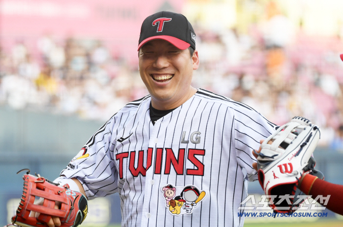 You're out. Thumbs up! Pleasant Yang Eui-ji, former colleague Kim Hyun-soo was caught by laser throw, but thumbs up! Warmth