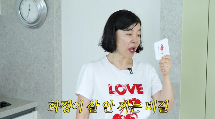 65-year-old Choi Hwa-jung seems to be tearing up the seven-minute exercise law that maintains size 55 (Choi Hwa-jung)