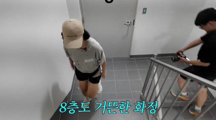 65-year-old Choi Hwa-jung seems to be tearing up the seven-minute exercise law that maintains size 55 (Choi Hwa-jung)