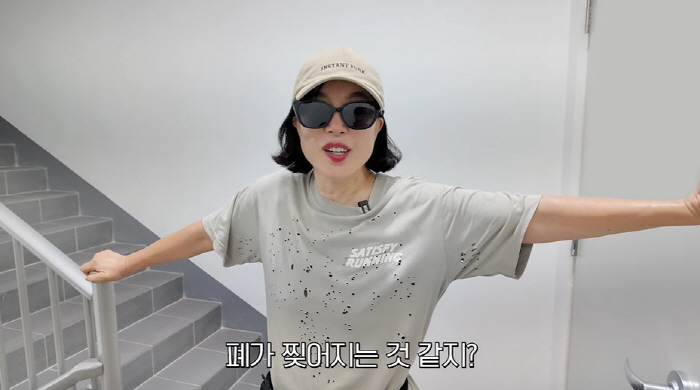 65-year-old Choi Hwa-jung seems to be tearing up the seven-minute exercise law that maintains size 55 (Choi Hwa-jung)