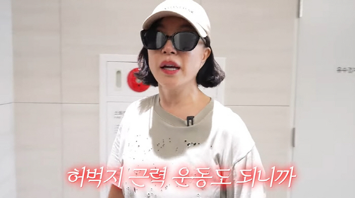65-year-old Choi Hwa-jung seems to be tearing up the seven-minute exercise law that maintains size 55 (Choi Hwa-jung)