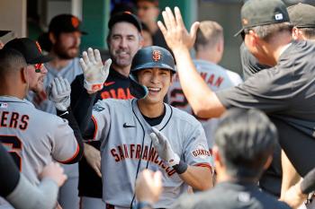  Lee Jung-hoo, who shines at No. 7, explodes into a double again. 6 consecutive long hit shows. NL tied for 6th place