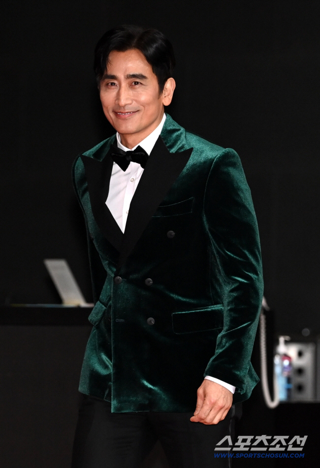 Cha In-pyo Wins 14th Hwang Soon-won Literature Award for Novel ‘Mermaid Hunt’