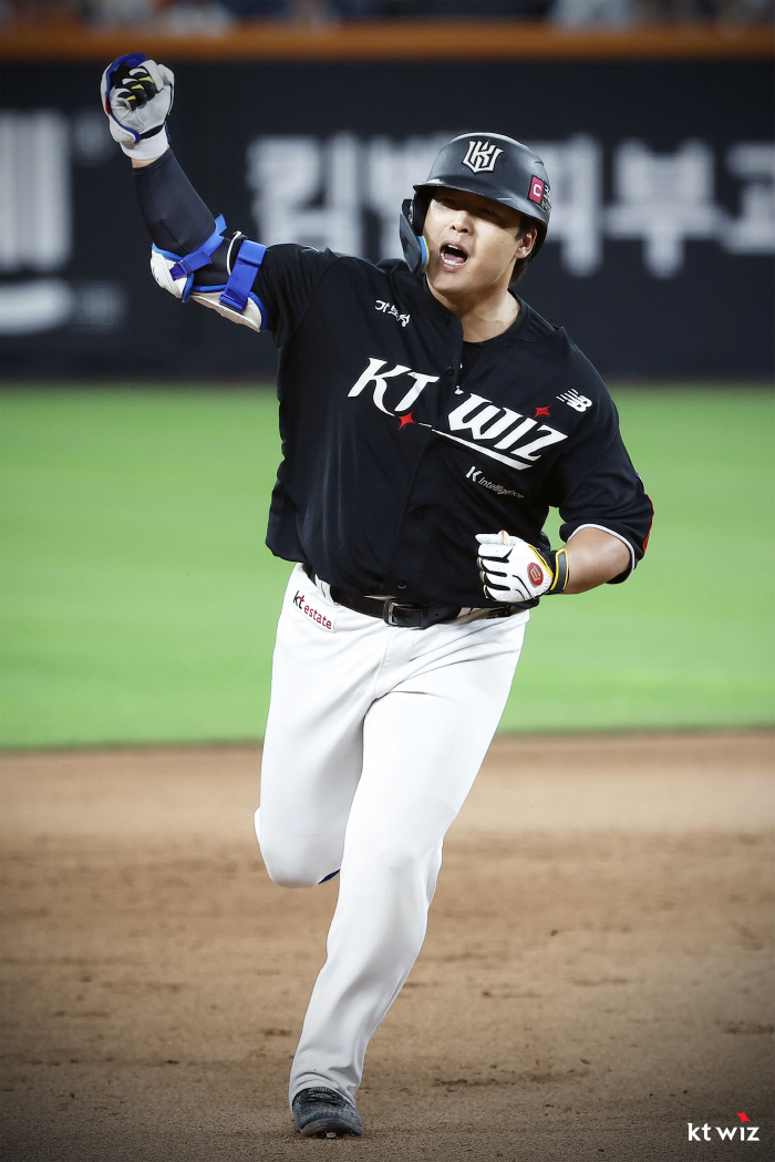 Chance concentration stood out...What a winning series against Hanwha! KT was the hero of the second half of all three consecutive games