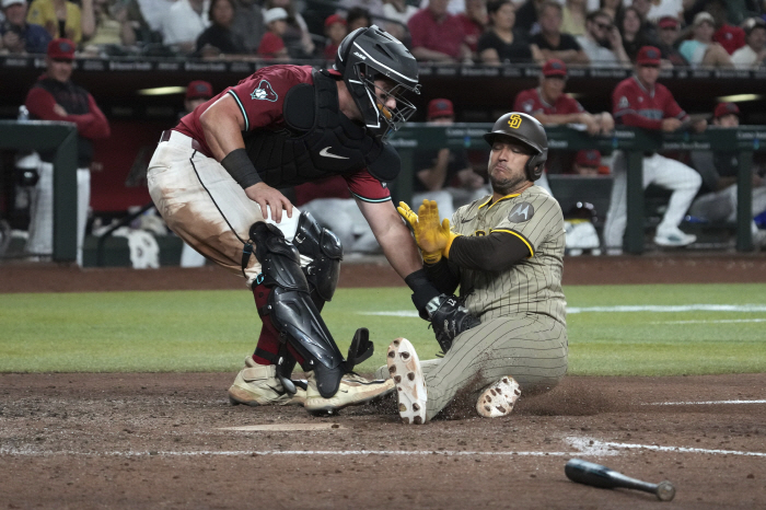 Does Jamsil Jesus, who appeared in Arizona, fill the gap in Kelly, who took the mound in 343 days and left the ML without losing a point?