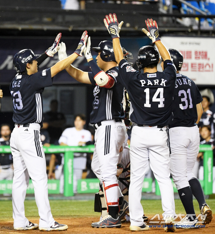 Doosan caught LG in first place after the home run banging, turning the tables around, Yang Eui-ji, and Kim Min-seok, a reversal